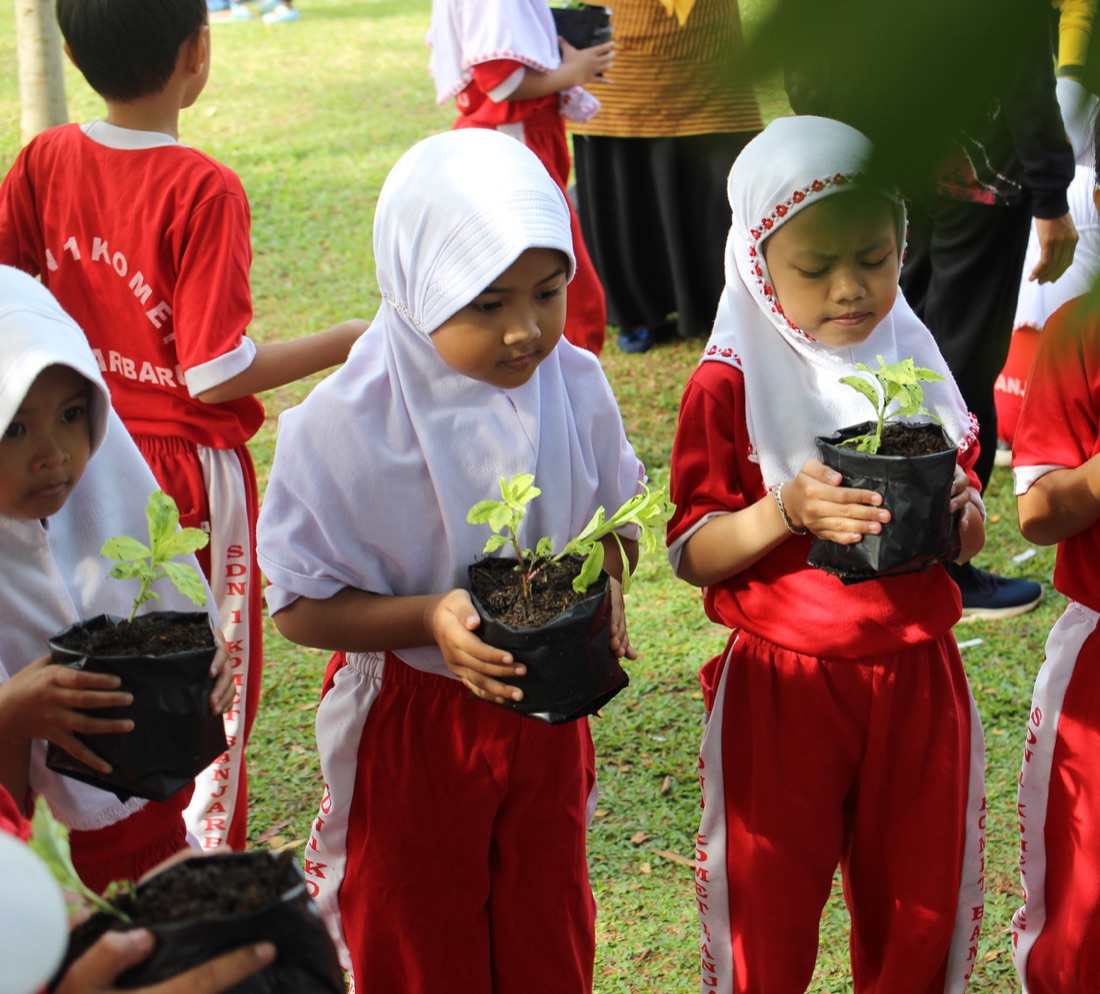 Anak-anak mengikuti kegiatan edukasi menanam di Kebun Raya Banua