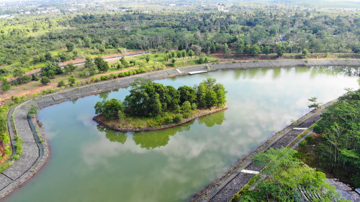 Embung dan pepohonan yang menjadi bagian lanskap Kebun Raya Banua