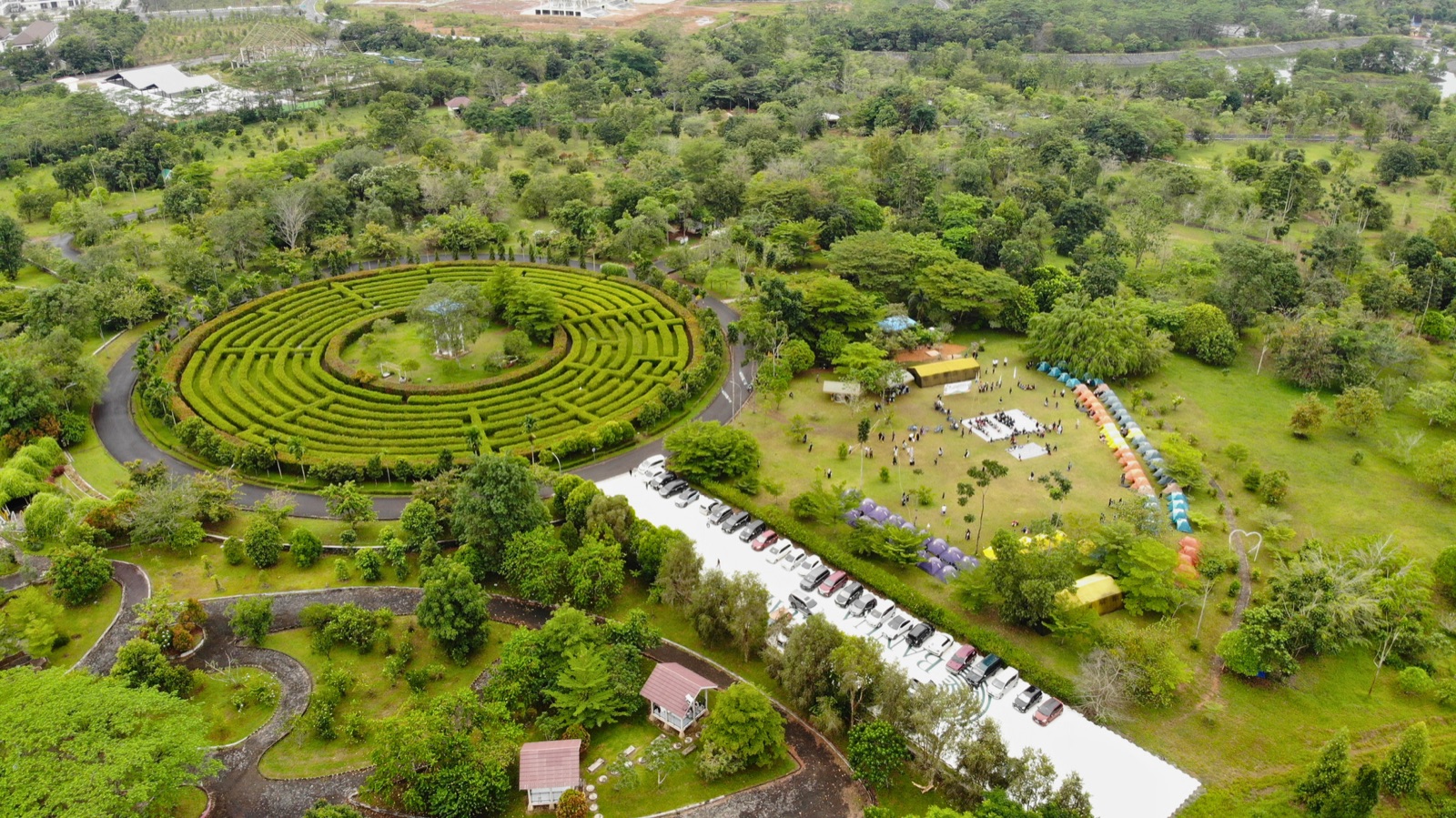 Pemandangan udara Taman Labirin dan kawasan hijau Kebun Raya Banua